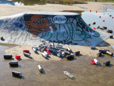 833764 Afbeelding van graffiti 'WTIP' met de tekst 'ERWTJEUH' op een obstakel in het skatepark De Yard 2.0 op het ...